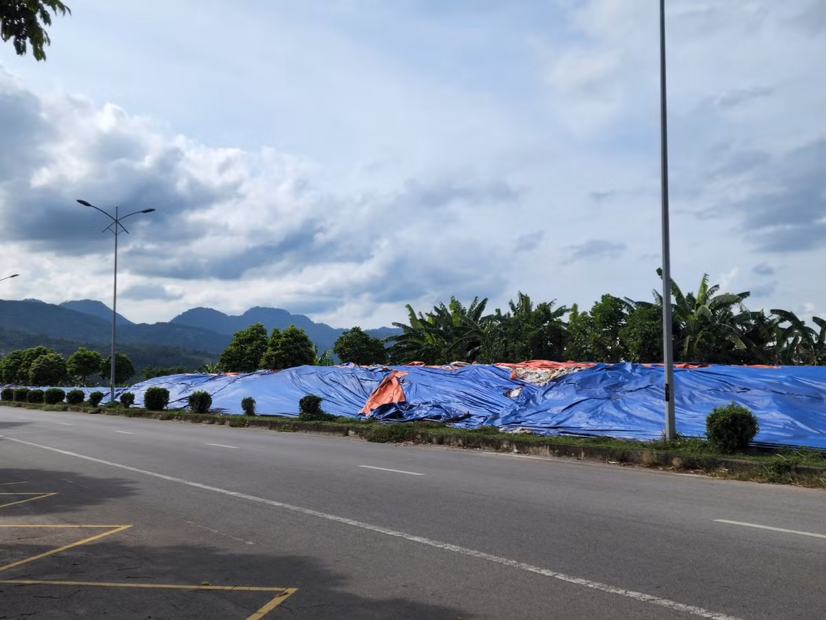 Bãi rác kéo dài trên đường Trương Hán Siêu khiến người dân bức xúc, trong khi chính quyền TP Hòa Bình vẫn chưa vào cuộc xử lý.