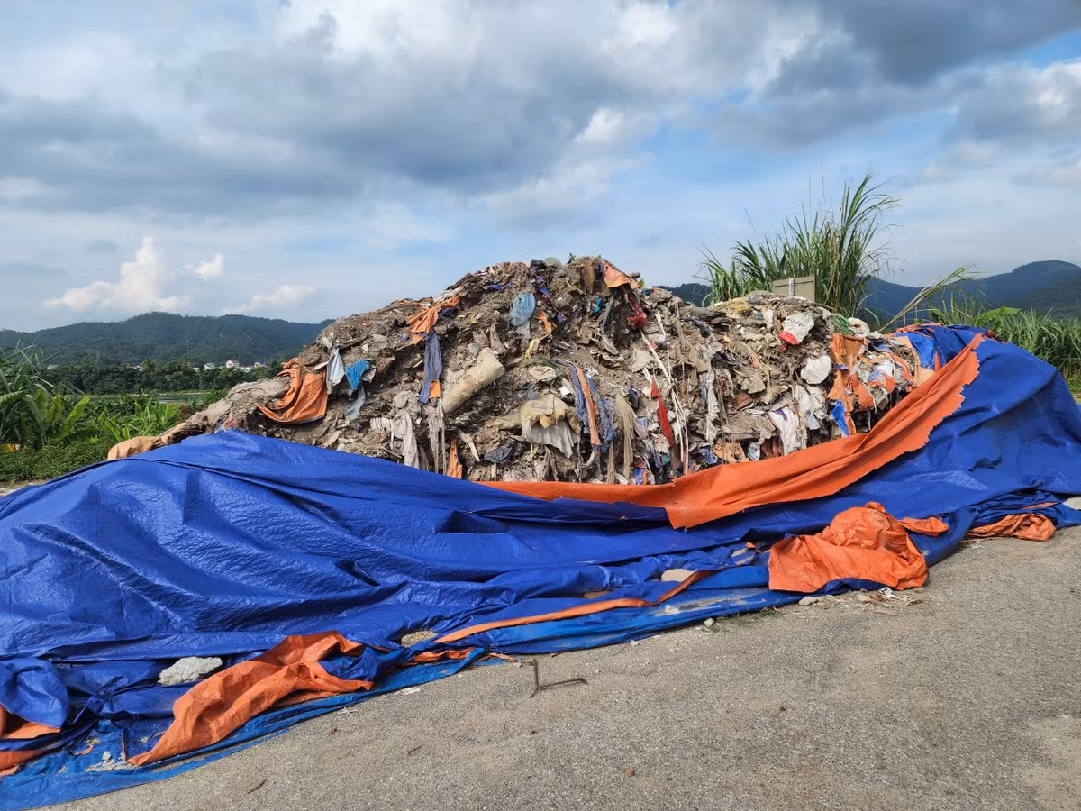 Ông Nguyễn Văn Tám, người dân phường Tân Hòa bức xúc: "Không hiểu vì sao một làn đường Trương Hán Siêu lại bị chiếm dụng để làm bãi đổ rác. Khối lượng rác lớn không được phân loại đổ đồn về từng ngày khiến môi trường bị ô nhiễm, giao thông bị chia cắt. Dù người dân đã có nhiều lần kiến nghị lên chính quyền địa phương để làm rõ về nguồn gốc rác và đơn vị thực hiện nhưng vẫn chưa được trả lời".