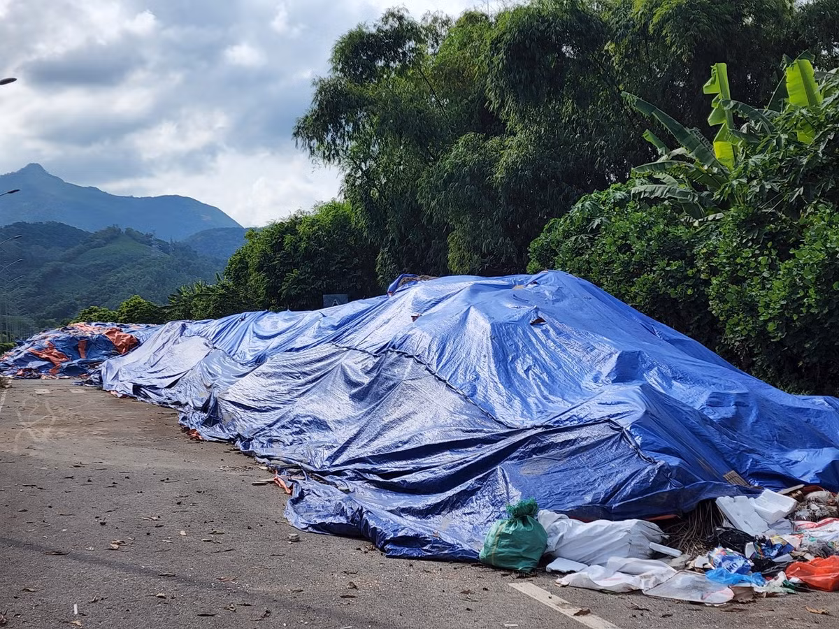 Bãi rác khổng lồ này được cho là của một doanh nghiệp vận hành thu gom rác thải trên địa bàn TP. Hòa Bình nhưng hiện nay năng lực về mảng môi trường không được bảo đảm khiến dư luận bức xúc.