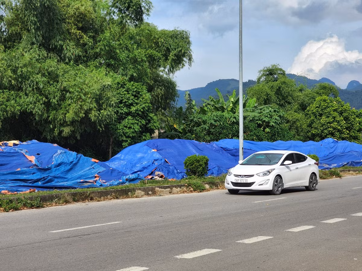 Các phương tiện buộc phải vi phạm giao thông vì bãi rác khổng lồ trái phép trên đường Trương Hán Siêu.
