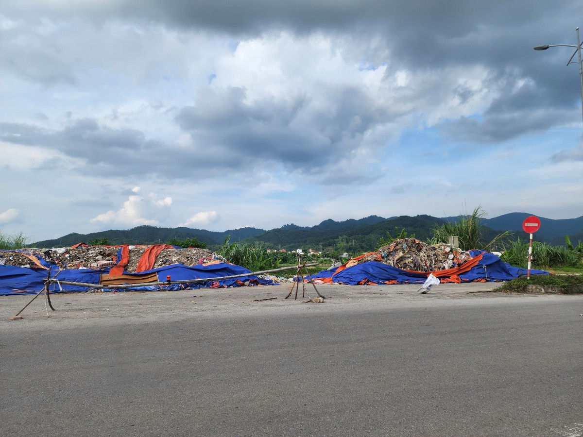 Đơn vị tập kết bãi rác này cũng ngang nhiên dựng rào chắn, xâm hại đến kết cấu hạ tầng giao thông.