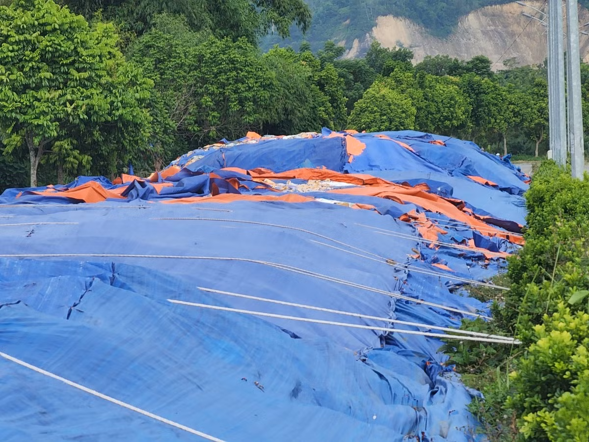 Ghi nhận của PV Báo Tri thức và Cuộc sống, chất thải với nhiều loại rác không được phân loại bốc mùi được chằng buộc bằng các tấm bạt rách nát. Trời nắng nóng mùi xác chết động vật và mùi rác bên dưới bạt bốc lên hôi thối, trời mưa làm rỉ nước thải đen bẩn, nhầy nhụa ra đường.