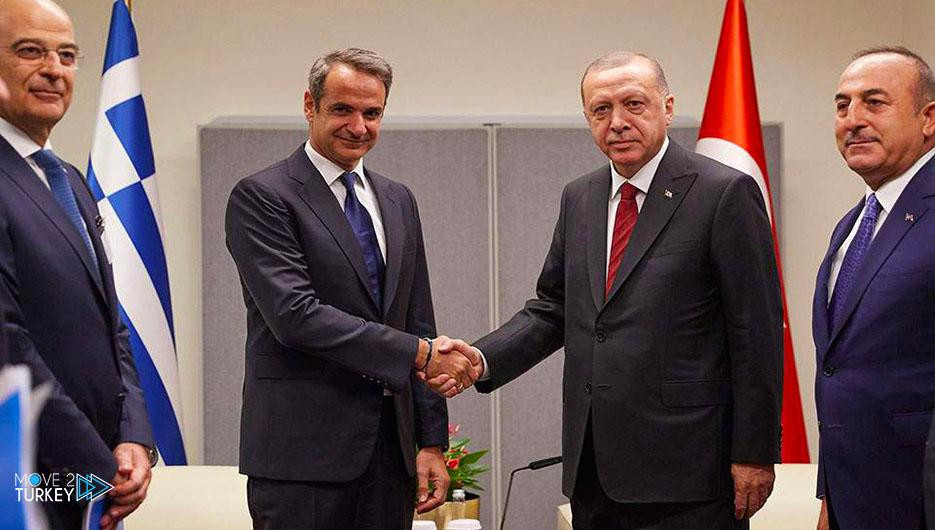 Athens cáo buộc Ankara cố ý bay qua những hòn đảo của mình. Thổ Nhĩ Kỳ thì cáo buộc Hy Lạp đang đóng quân trên các đảo ở biển Aegean, vi phạm các hiệp ước hòa bình được ký kết sau Thế chiến I và II.