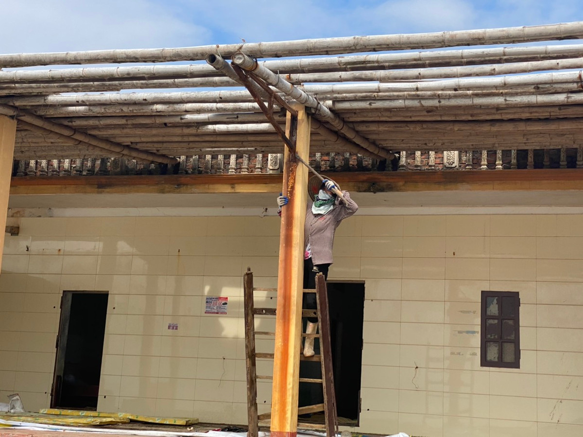 “Trong sáng nay, các lực lượng phối hợp đã giải tỏa được 5 trong số 60 ki-ốt còn lại, phấn đấu hết tháng 8/2022 sẽ giải tỏa toàn bộ để có diện tích phục vụ việc trồng cây chắn sóng, xây dựng công viên theo quy hoạch xây dựng đô thị Quất Lâm đến năm 2030 đã được cấp có thẩm quyền phê duyệt”, ông Cao Thành Nam, Phó Chủ tịch Thường trực UBND huyện Giao Thủy thông tin với báo chí.