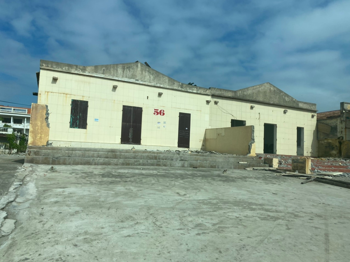 Trước đó, chính quyền địa phương đã thực hiện giải tỏa 53/113 ki-ốt kinh doanh một số dịch vụ tại đây sau khi đã tổ chức tuyên truyền, vận động các hộ kinh doanh tự tháo dỡ các công trình trên đất, hoàn trả lại mặt bằng sau khi hết hạn thuê đất.