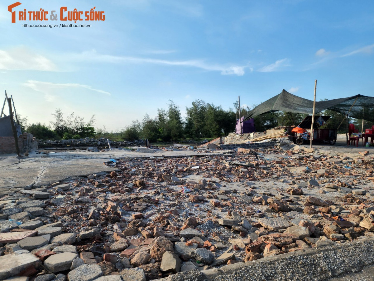 Khi đó, theo thống kê ở khu du lịch này có 113 ki-ốt giáp kè biển, 8 khách sạn. Trong số này, nhiều cơ sở kinh doanh một số dịch vụ “nhạy cảm” như xông hơi, massage, karaoke…