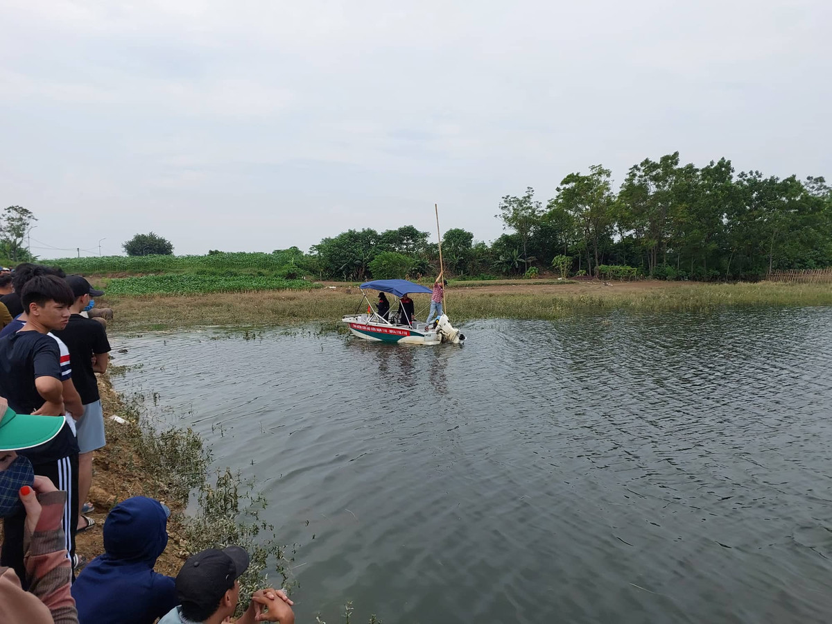 Ca nô cứu hộ cẩn thận dò tìm từng đoạn sông.