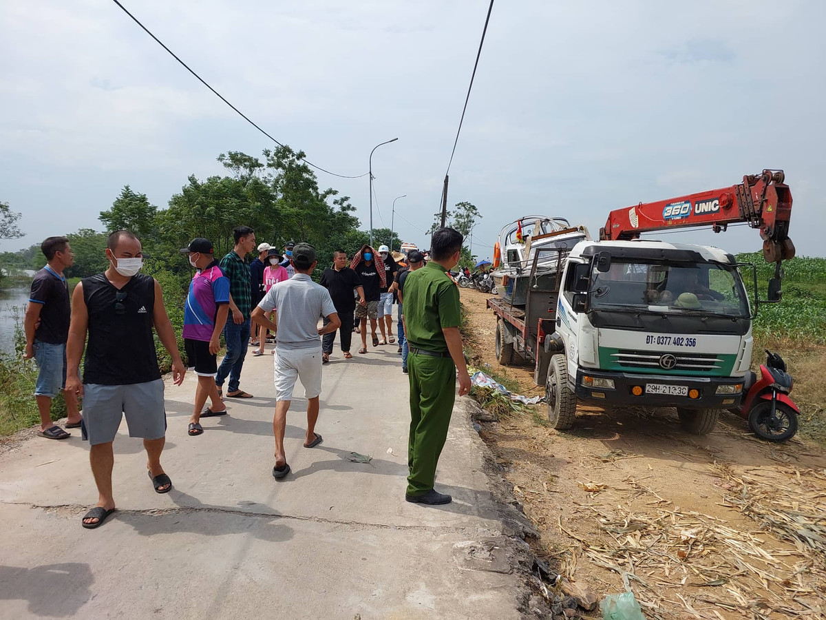 Các chiến sĩ công an cũng tham gia hỗ trợ điều phối người dân, dọn đường cho xe cứu hộ, xe chở ca nô đi vào hiện trường.