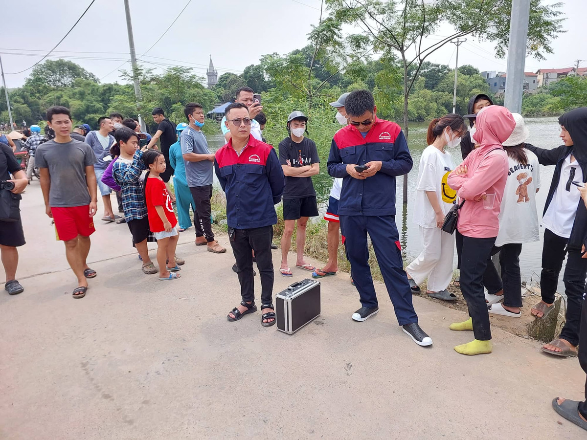 Camera chụp ảnh dưới nước được đội cứu hộ 116 chuẩn bị.