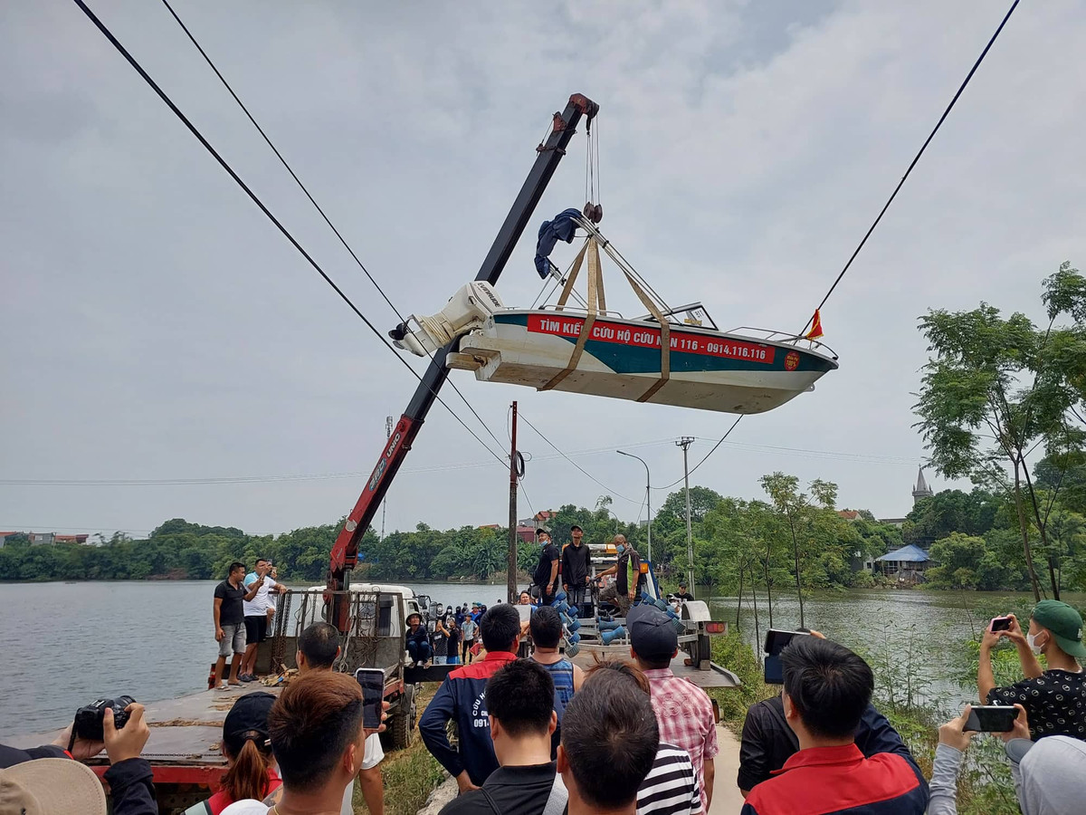 Việc dỡ ca nô xuống cũng mất nhiều thời gian do vướng các đường dây điện.