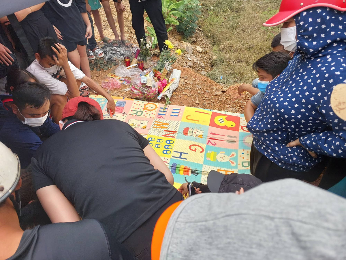 Người dân đốt hương, chuẩn bị đồ cúng trước khi bắt đầu việc tìm kiếm.