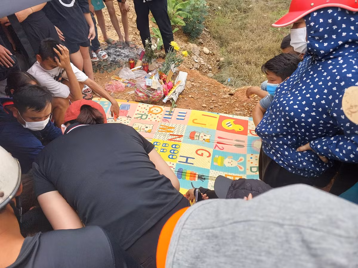 Người dân đốt hương, chuẩn bị đồ cúng trước khi bắt đầu việc tìm kiếm.