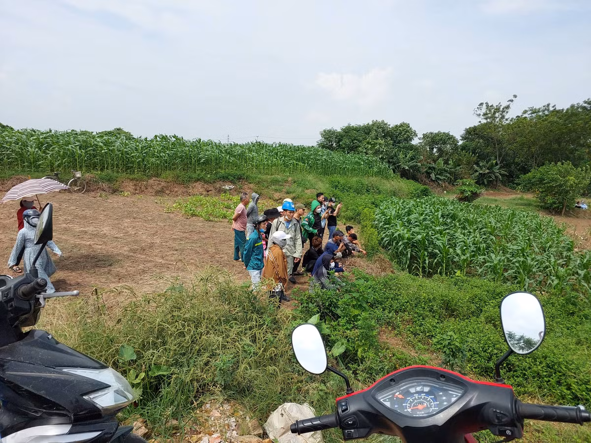 Đặc biệt, từ khi phát hiện túi xách của cô gái tại khu vực cầu Cù Sơn (Vân Côn, Hoài Đức, Hà Nội) hơn 10 ngày trước, gia đình đã thường xuyên có mặt tại đây cùng người dân và lực lượng chức năng tổ chức tìm kiếm.