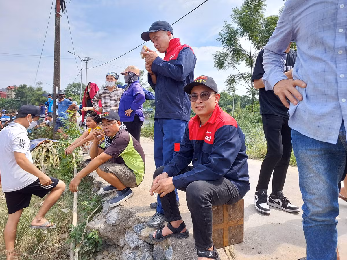 Được biết, đội cứu hộ 116 Thái Bình sẽ thực hiện công tác tìm kiếm trong 2 ngày. >>> Mời độc giả xem thêm video TP.HCM: Nhảy cầu rồi bơi về nhà ngủ, mặc đội cứu hộ lặn tìm cả đêm: 