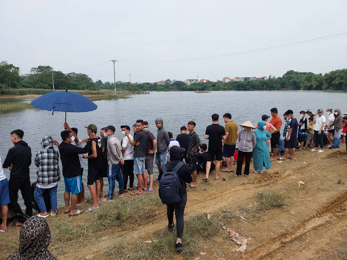 Trên bờ, rất nhiều thanh niên từ khắp nơi đã đổ về tham gia hỗ trợ tìm kiếm.