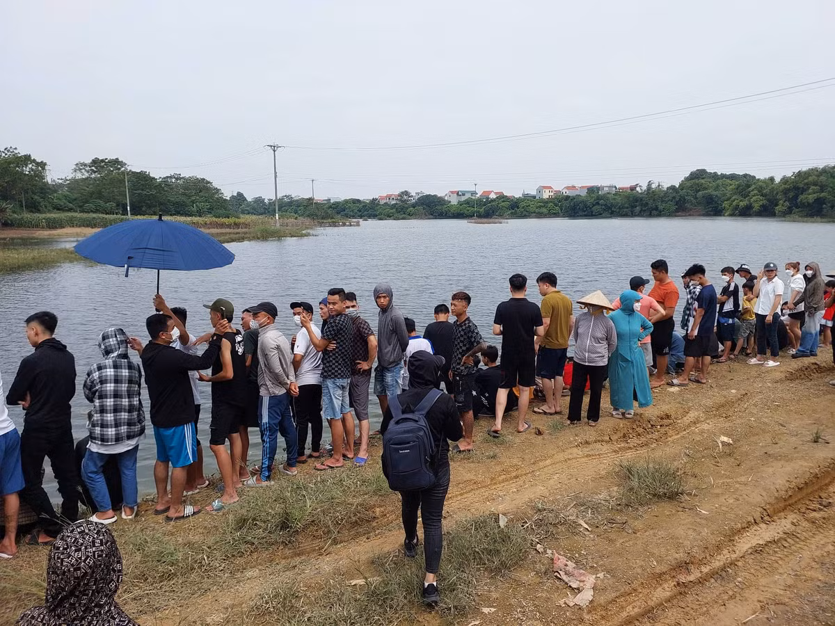 Trên bờ, rất nhiều thanh niên từ khắp nơi đã đổ về tham gia hỗ trợ tìm kiếm.