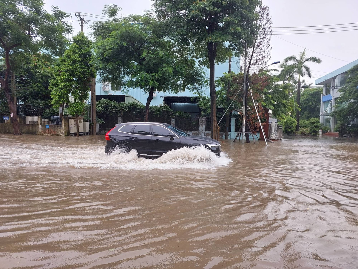 Nhiều phương tiện vẫn cố gắng đi qua vùng nước sâu và kết quả là chết máy.
