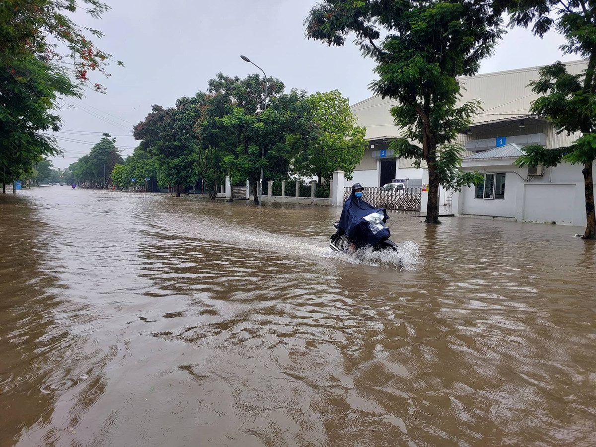 Tuyến đường trong cụm công nghiệp Từ Liêm vẫn ngập lụt kéo dài dù mưa đã ngớt. &gt;&gt;&gt; Mời độc giả xem thêm video Hà Nội mưa lớn và ngập úng diện rộng: