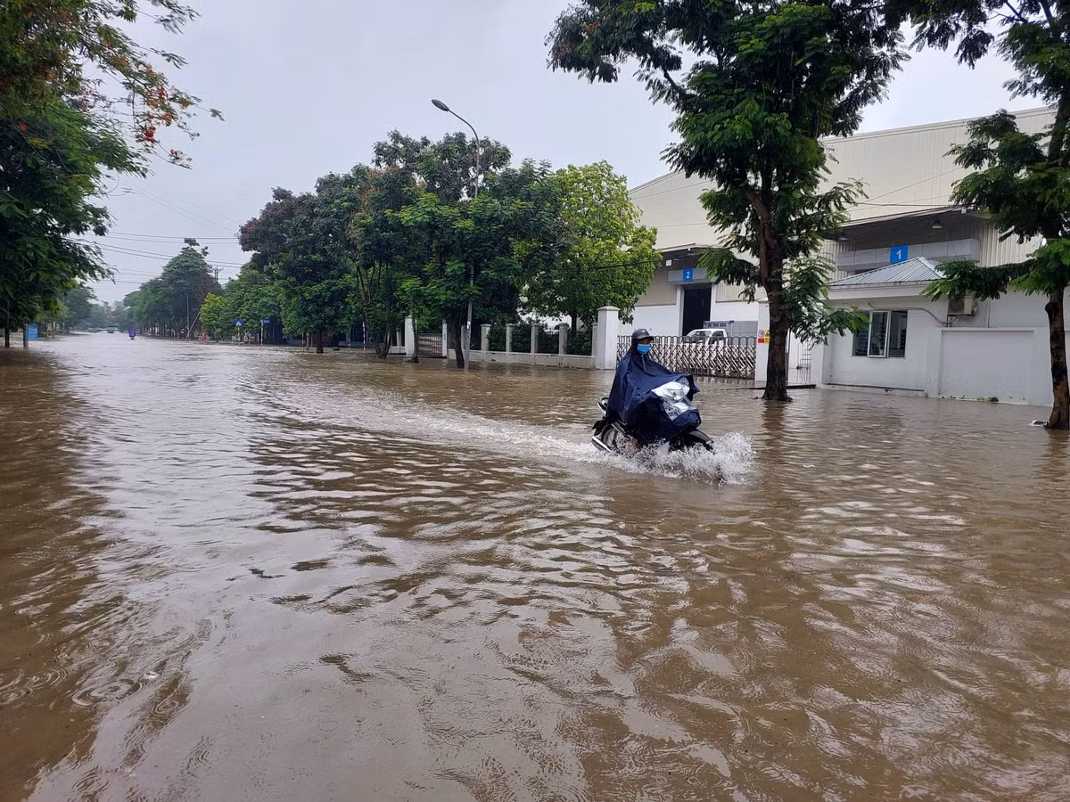 Tuyến đường trong cụm công nghiệp Từ Liêm vẫn ngập lụt kéo dài dù mưa đã ngớt. >>> Mời độc giả xem thêm video Hà Nội mưa lớn và ngập úng diện rộng:
