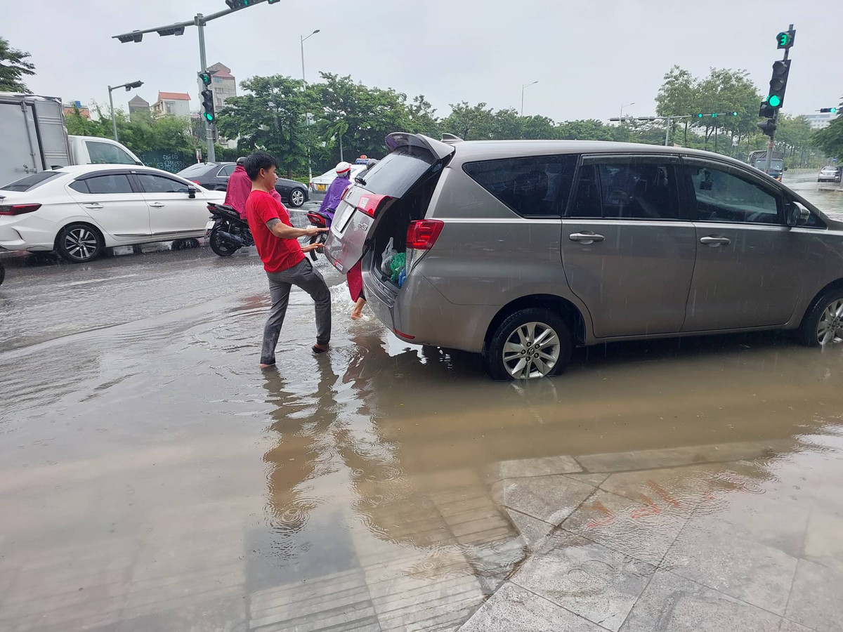 Nước mưa dâng cao khiến cho nhiều phương tiện di chuyển vào cụm công nghiệp bị chết máy.