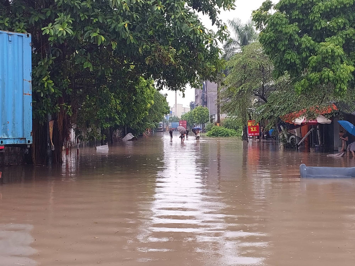 Nước dâng cao khiến giao thông tại cụm công nghiệp bị chia cắt, gián đoạn.