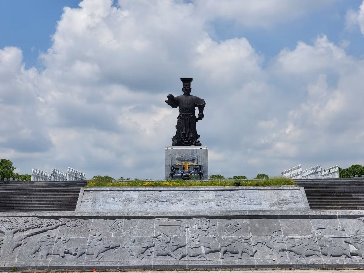 Tìm hiểu của PV Báo Tri thức và Cuộc sống, dự án quảng trường và tượng đài Đinh Tiên Hoàng được tỉnh Ninh Bình quyết định đầu tư xây dựng từ năm 2009 với tổng kinh phí 1.543 tỷ đồng. Thời điểm đó, Sở Văn hóa - Thể thao và Du lịch tỉnh Ninh Bình được giao làm chủ đầu tư dự án.