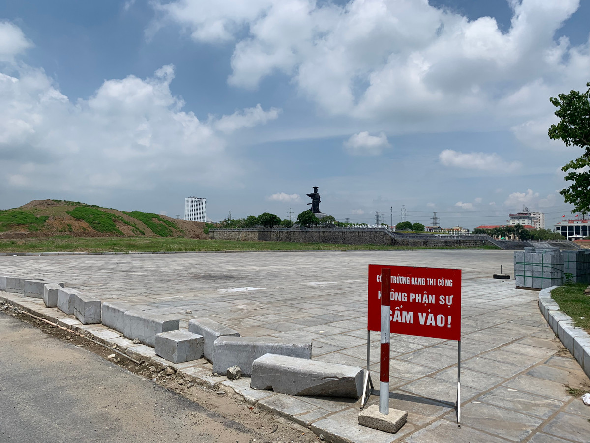 Việc triển khai xây dựng tiếp một số hạng mục khác của quảng trường là để chuẩn bị cho lễ kỷ niệm 200 năm danh xưng Ninh Bình và 30 năm tái lập tỉnh Ninh Bình (1/4/1992 - 1/4/2022).