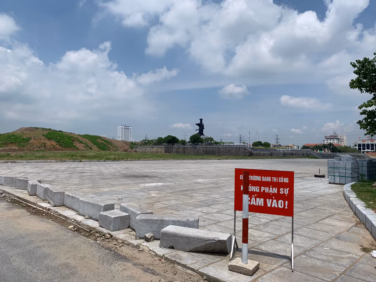 Việc triển khai xây dựng tiếp một số hạng mục khác của quảng trường là để chuẩn bị cho lễ kỷ niệm 200 năm danh xưng Ninh Bình và 30 năm tái lập tỉnh Ninh Bình (1/4/1992 - 1/4/2022).