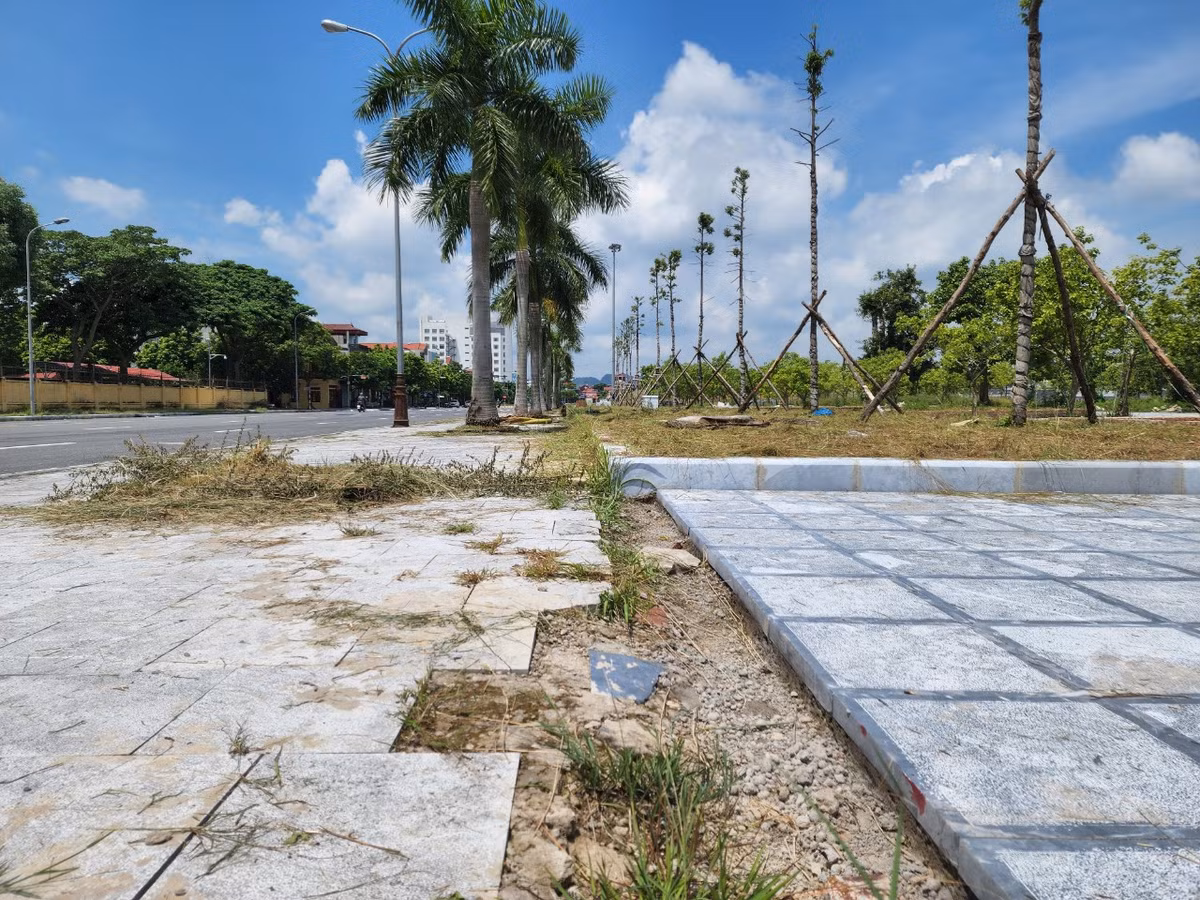 Thế nhưng, hơn 5 tháng kể từ khi được tái khởi động, theo ghi nhận của PV Báo Tri thức và Cuộc sống, đại công trường thi công dự án vẫn ngổn ngang các loại vật liệu. Nhiều vị trí vẫn rơi vào cảnh nhếch nhác, nham nhở chưa được thi công.