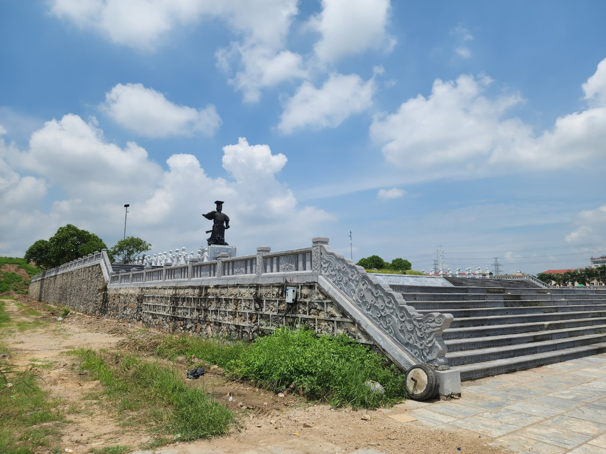 Đến năm 2020, UBND tỉnh Ninh Bình lại điều chỉnh một số hạng mục của dự án. Cụ thể, khu vực giáp đường quốc lộ 1A sẽ không xây dựng cổng thành, bãi đỗ xe như thiết kế mà chuyển thành tiểu cảnh tạo không gian cảnh quan. Dự án được điều chỉnh tổng số vốn từ 1.543 tỷ đồng xuống 1.430 tỷ đồng và dự kiến hoàn thành vào năm 2024.