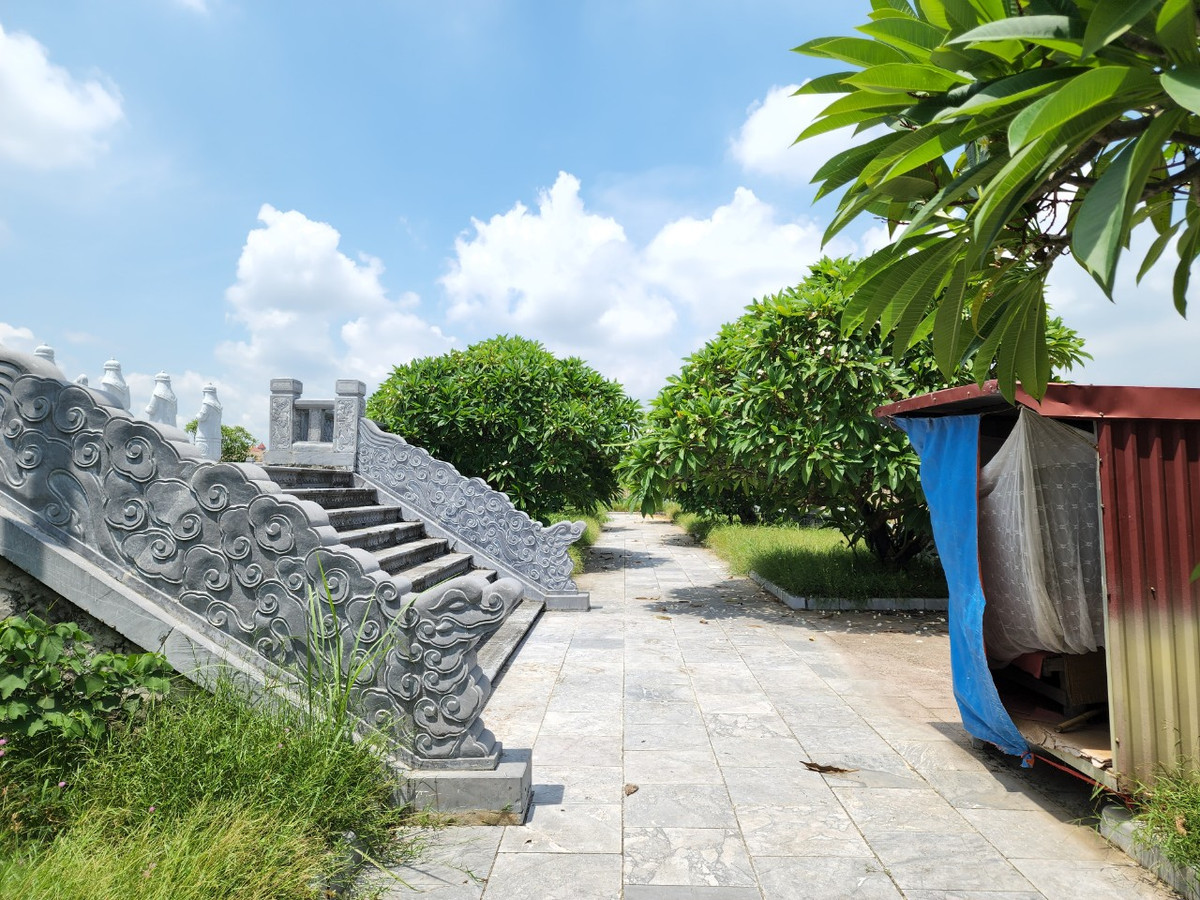 Mới đây vào đầu tháng 3/2022, dự án quảng trường và tượng đài Đinh Tiên Hoàng đế ở trung tâm TP. Ninh Bình đã được tái khởi động. Đơn vị thi công đưa máy móc, nguyên vật liệu đến triển khai mở rộng sân chính của quảng trường và một số hạng mục khác.