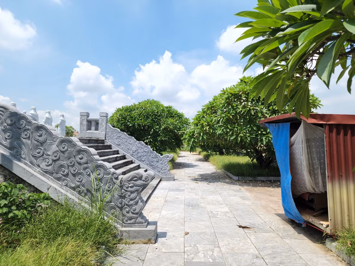 Mới đây vào đầu tháng 3/2022, dự án quảng trường và tượng đài Đinh Tiên Hoàng đế ở trung tâm TP. Ninh Bình đã được tái khởi động. Đơn vị thi công đưa máy móc, nguyên vật liệu đến triển khai mở rộng sân chính của quảng trường và một số hạng mục khác.