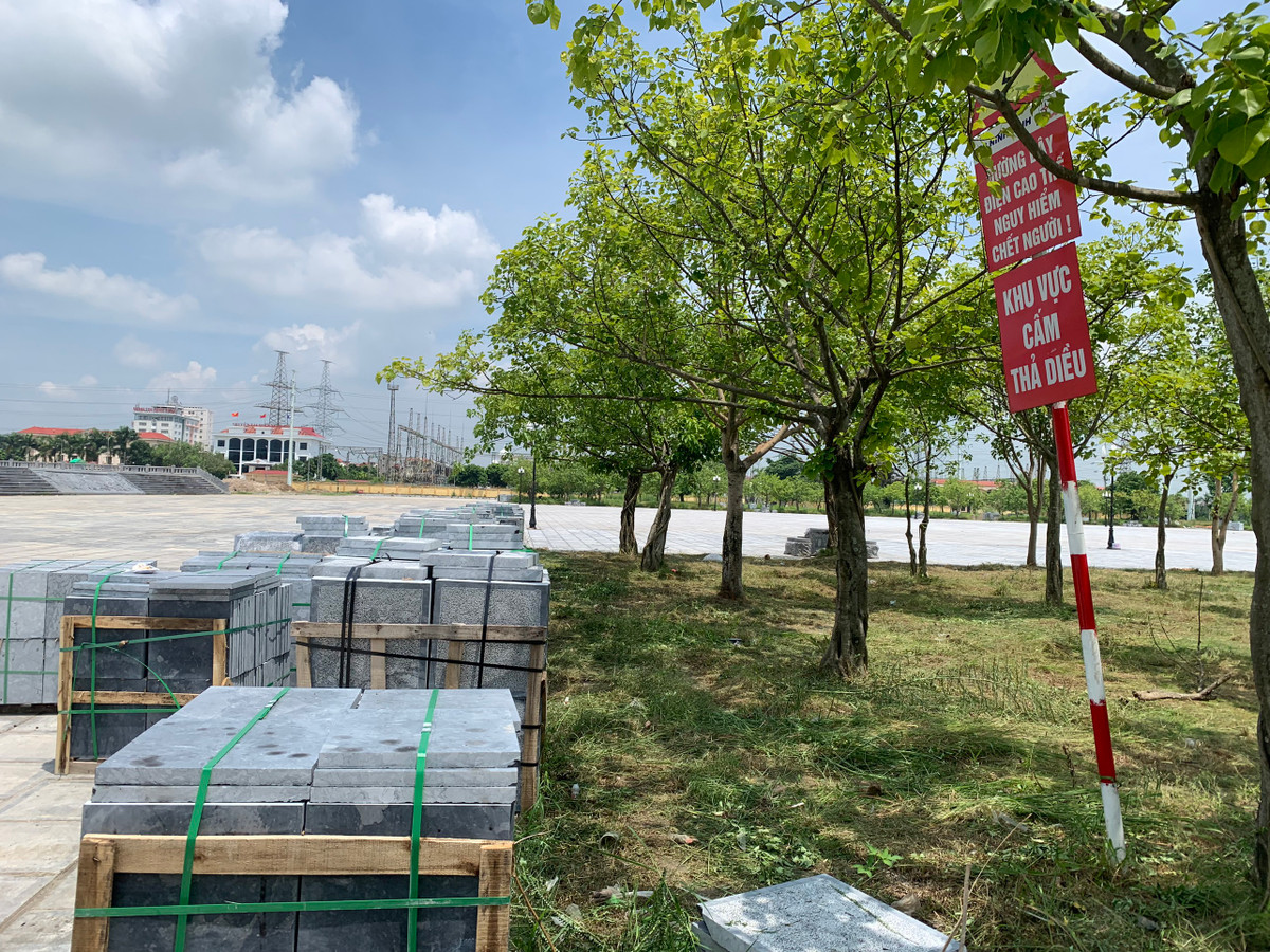 Được biết, để tiếp tục triển khai, dự án đã được bố trí thêm số tiền khoảng 30 tỷ từ nguồn vốn đầu tư công. Với số tiền này, nhà thầu thi công sẽ lát đá mở rộng thêm khu vực sân chính quảng trường, làm một số hạng mục xung quanh nhằm tạo cảnh quan, khẩn trương hoàn thiện sân sinh hoạt văn hóa cộng đồng của quảng trường chuẩn bị cho lễ kỷ niệm tổ chức tại đây.