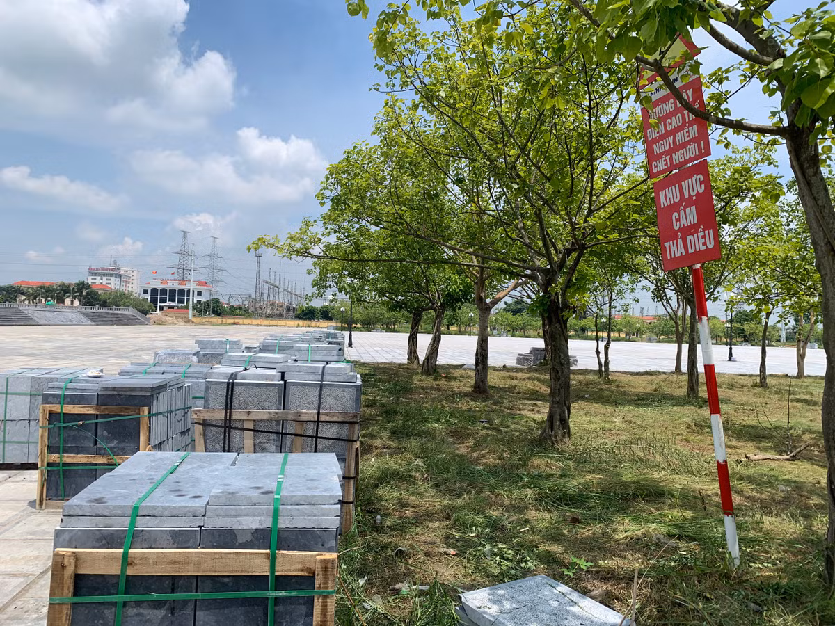 Được biết, để tiếp tục triển khai, dự án đã được bố trí thêm số tiền khoảng 30 tỷ từ nguồn vốn đầu tư công. Với số tiền này, nhà thầu thi công sẽ lát đá mở rộng thêm khu vực sân chính quảng trường, làm một số hạng mục xung quanh nhằm tạo cảnh quan, khẩn trương hoàn thiện sân sinh hoạt văn hóa cộng đồng của quảng trường chuẩn bị cho lễ kỷ niệm tổ chức tại đây.