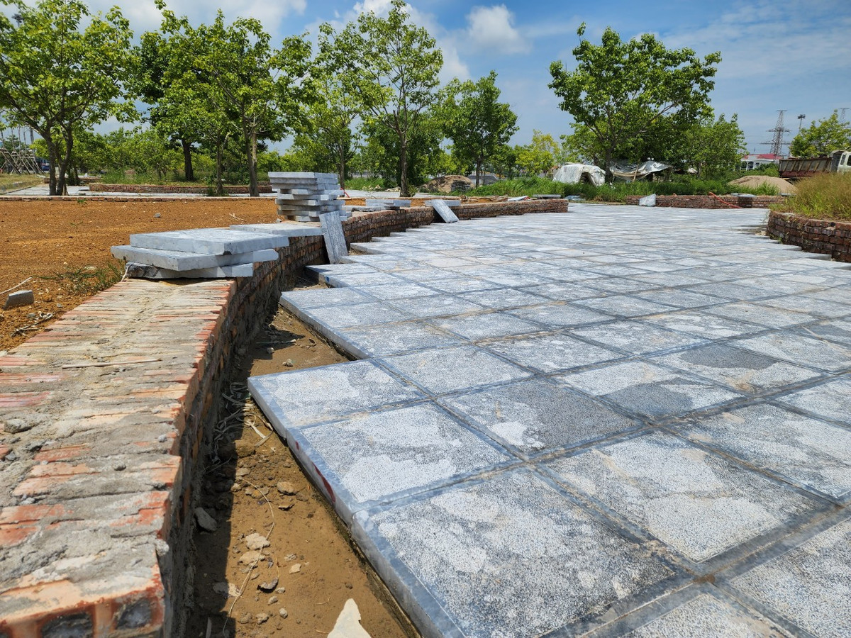 Nhiều hạng mục vẫn còn nằm trơ trọi.