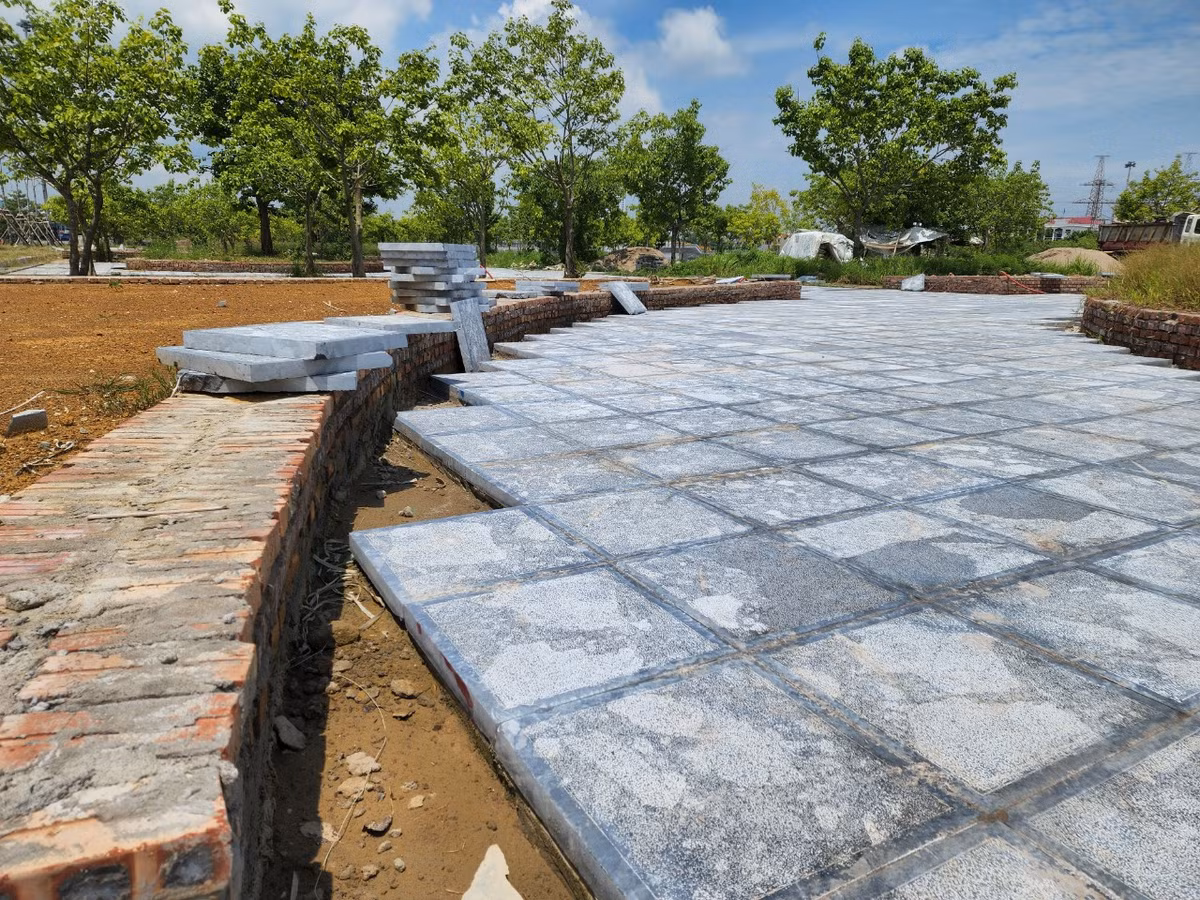 Nhiều hạng mục vẫn còn nằm trơ trọi.