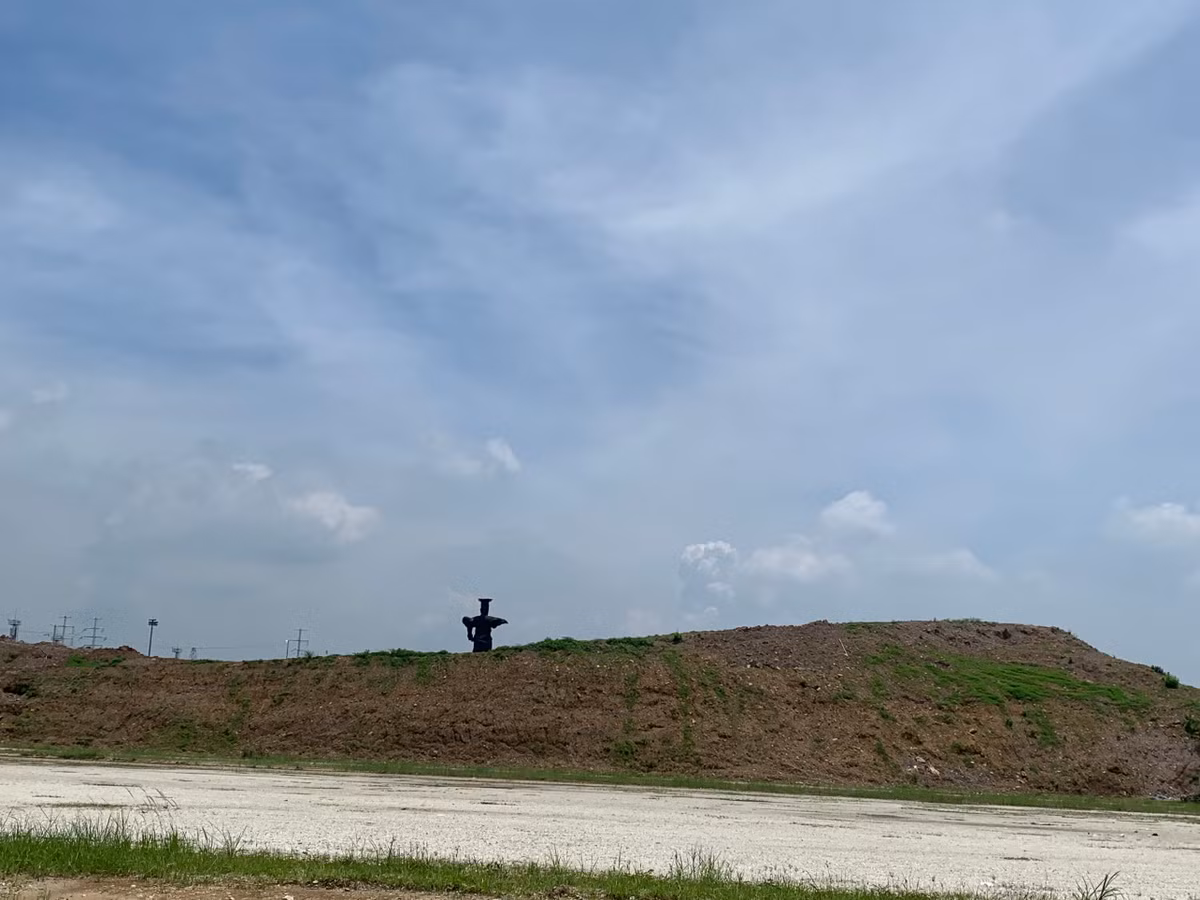 Khu vực phía sau tượng đài giáp với quốc lộ 1A, sau khi cưỡng chế nhiều hộ dân đến nay diện tích đất này vẫn đang bỏ hoang. >>> Mời độc giả xem thêm video Ninh Bình: Chở quá tải trọng còn chống lại hiệu lệnh của CSGT: