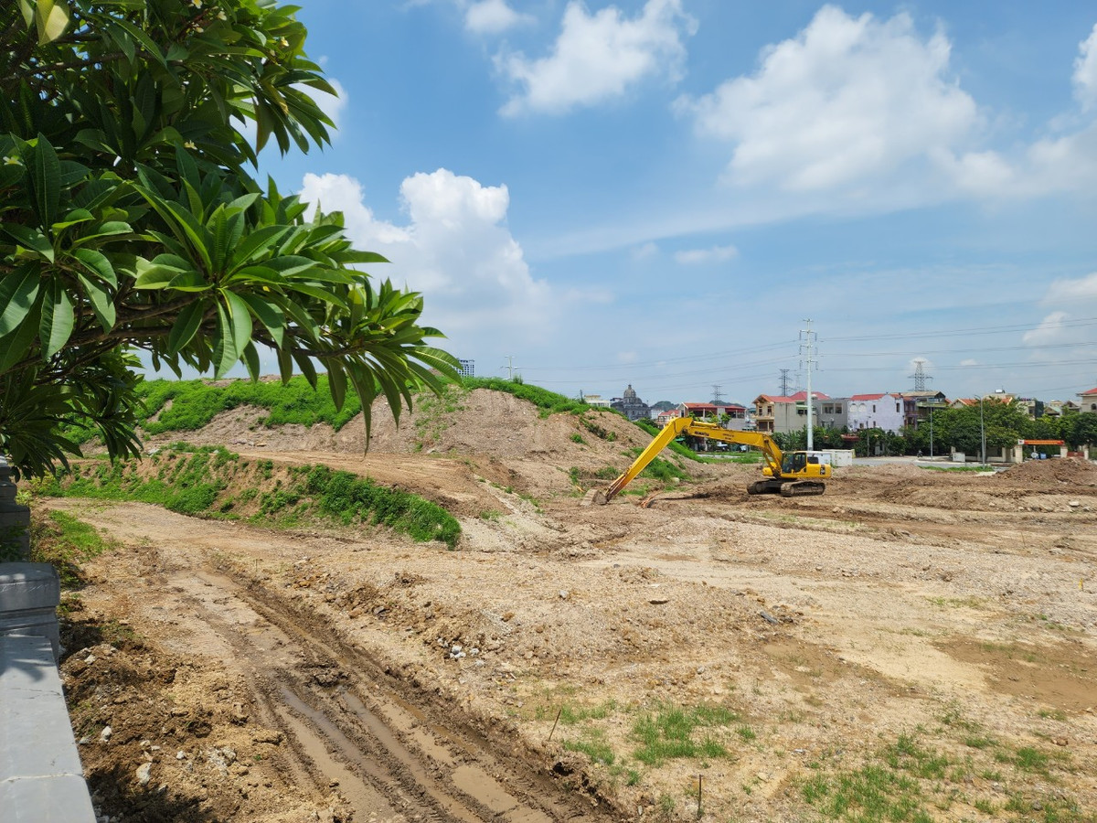 Cả dự án chỉ có một máy xúc làm việc vào ngày 18/8.