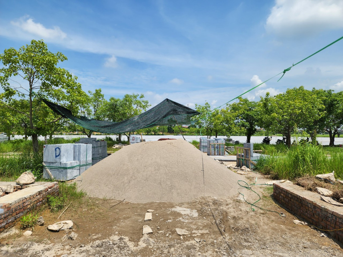 Vật liệu xây dựng chất đống nhưng không được thi công.