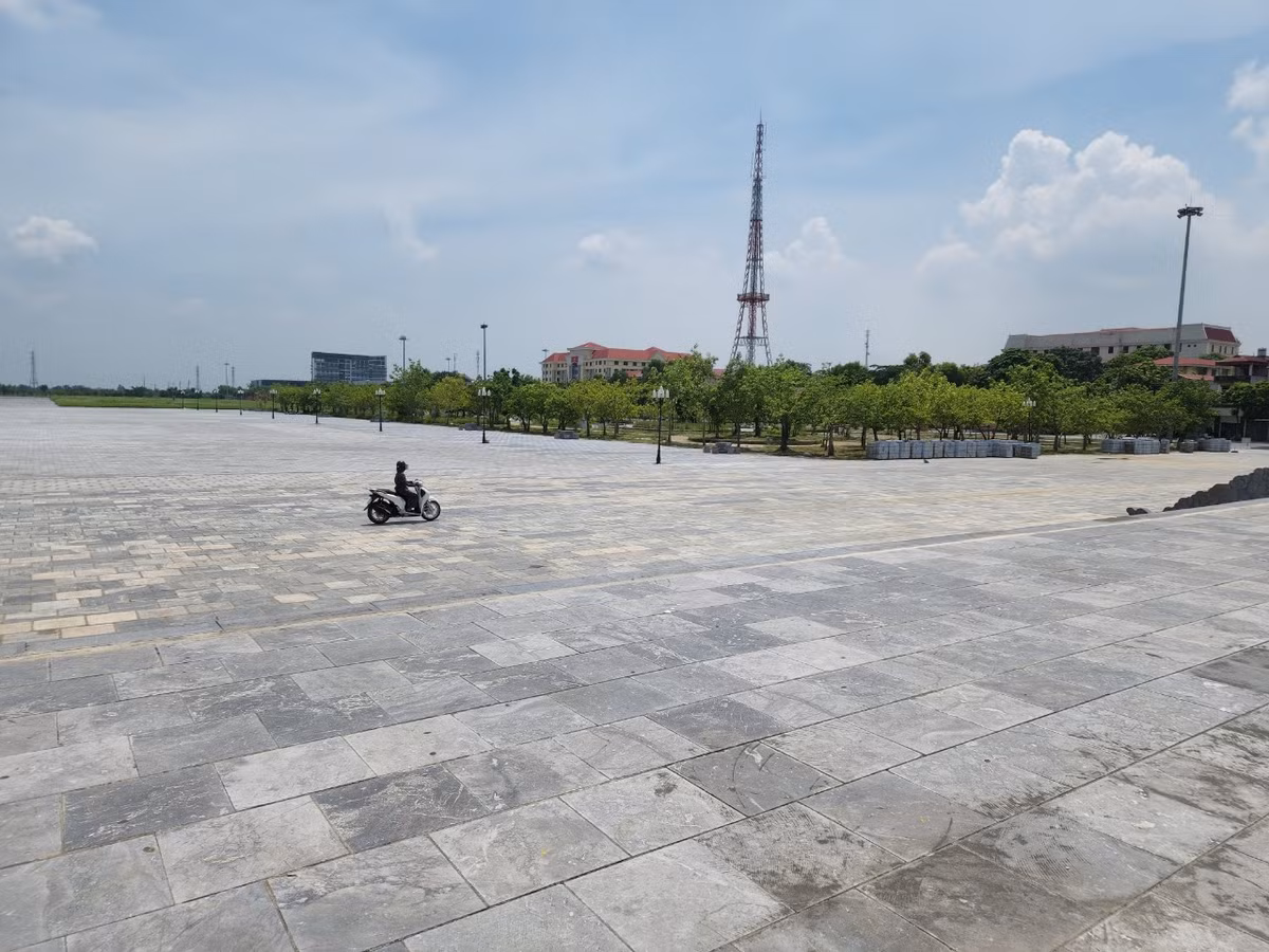 Dù công trường được đặt biển báo "đang thi công" nhưng các phương tiện giao thông vẫn ngang nhiên qua lại làm hư hỏng các phiến đá.