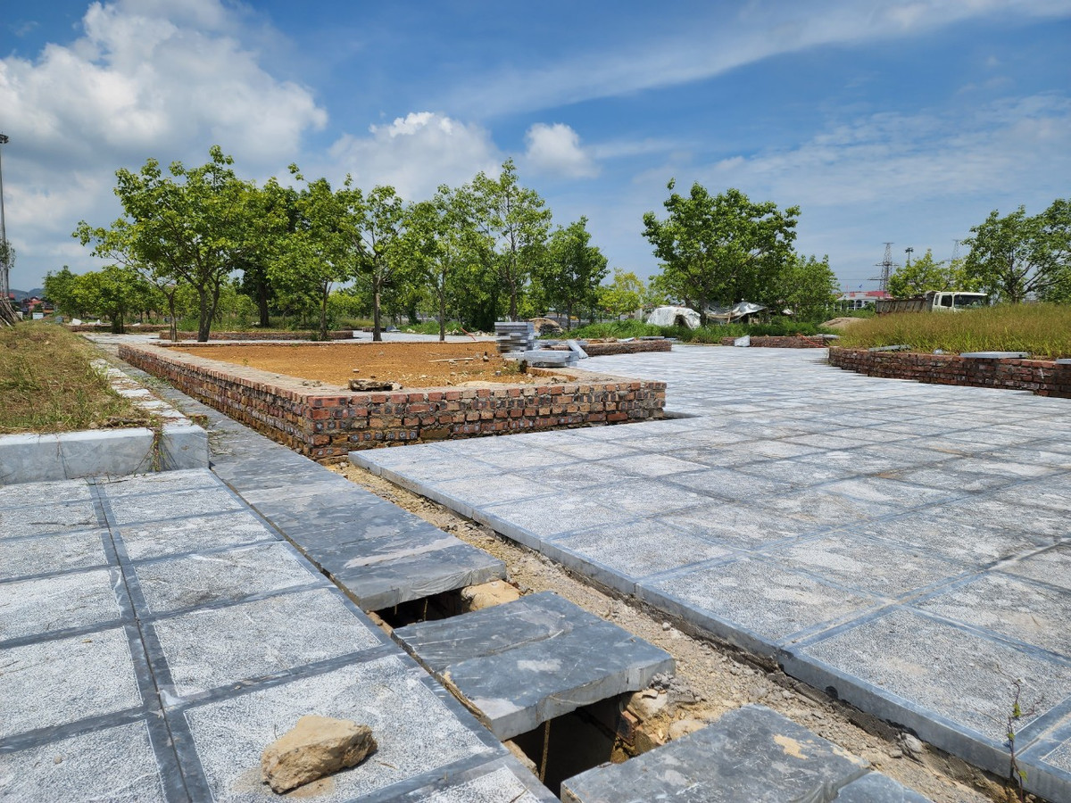 Sân sảnh của quảng trường có nhiều hố sâu không được che chắn.