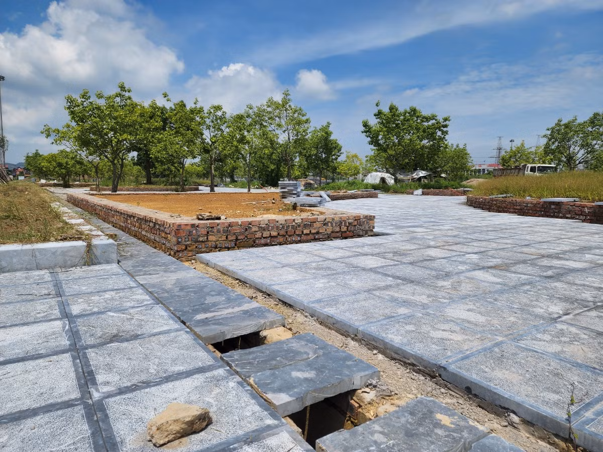 Sân sảnh của quảng trường có nhiều hố sâu không được che chắn.