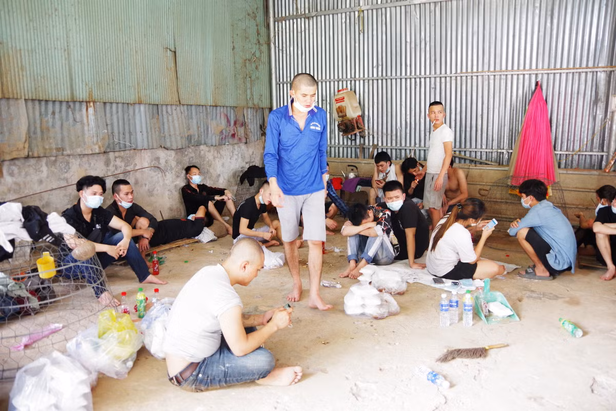 Mới đây, sau vụ 42 người tháo chạy khỏi casino ở Campuchia, bơi qua sông Bình Di (An Giang) về Việt Nam xảy ra ngày 18/8/2022, đại tá Đinh Văn Nơi đã có những chỉ đạo quyết liệt trong việc điều tra, bóc gỡ 4 đường dây mua bán người có liên quan, đồng thời phối hợp với công an nước bạn vào cuộc quyết liệt để bảo vệ lợi ích cho công dân Việt Nam. >>> Mời độc giả xem thêm video Hiệu quả, chất lượng công tác tiếp nhận, giải quyết tin báo, tố giác tội phạm: