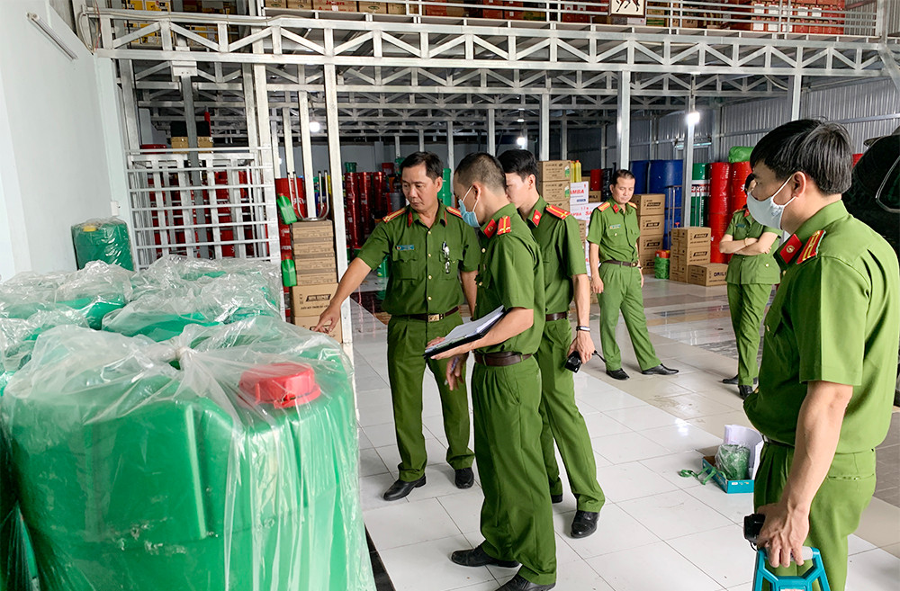 Tháng 6/2020, đại tá Đinh Văn Nơi - Phó Giám đốc Công an TP Cần Thơ được Bộ Công an điều động giữ chức Giám đốc Công an tỉnh An Giang. Sau đó một tháng, đại tá Đinh Văn Nơi "bắn phát súng" đầu tiên vào nhóm tội phạm cờ bạc ở vùng biên giới huyện An Phú. Khi đó, lực lượng Công an An Giang phá trường gà của Nguyễn Ngọc Thuận (tức "Út Gà") - một tay chơi có tiếng ở huyện An Phú, tỉnh An Giang.