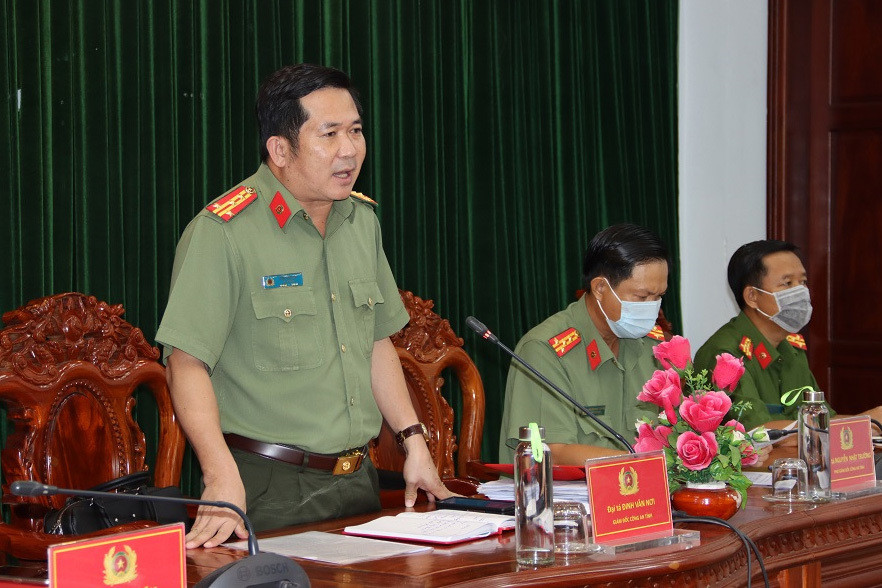 "Phát súng" thứ 2 lực lượng Công an tỉnh An Giang "nổ" ra là triệt phá thành công đường dây mua bán trái phép chất ma túy và vũ khí quân dụng, công cụ hỗ trợ do Huỳnh Trần Hùng (ngụ TP Long Xuyên) - đối tượng giang hồ cộm cán, cầm đầu, hoạt động tại các tỉnh biên giới phía Nam. Trong vụ án này, Công an An Giang bắt giữ hàng chục đối tượng, thu giữ 7 khẩu súng và nhiều ma túy.