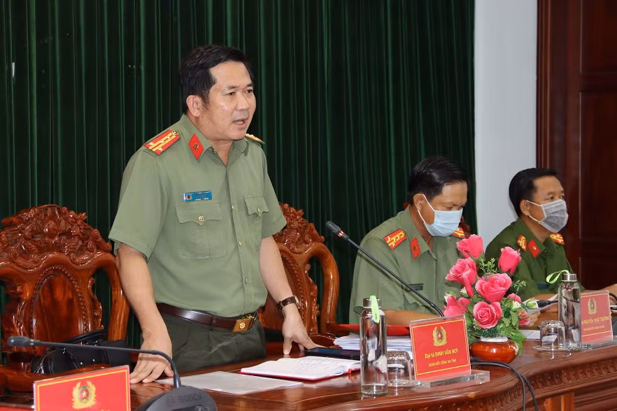 "Phát súng" thứ 2 lực lượng Công an tỉnh An Giang "nổ" ra là triệt phá thành công đường dây mua bán trái phép chất ma túy và vũ khí quân dụng, công cụ hỗ trợ do Huỳnh Trần Hùng (ngụ TP Long Xuyên) - đối tượng giang hồ cộm cán, cầm đầu, hoạt động tại các tỉnh biên giới phía Nam. Trong vụ án này, Công an An Giang bắt giữ hàng chục đối tượng, thu giữ 7 khẩu súng và nhiều ma túy.