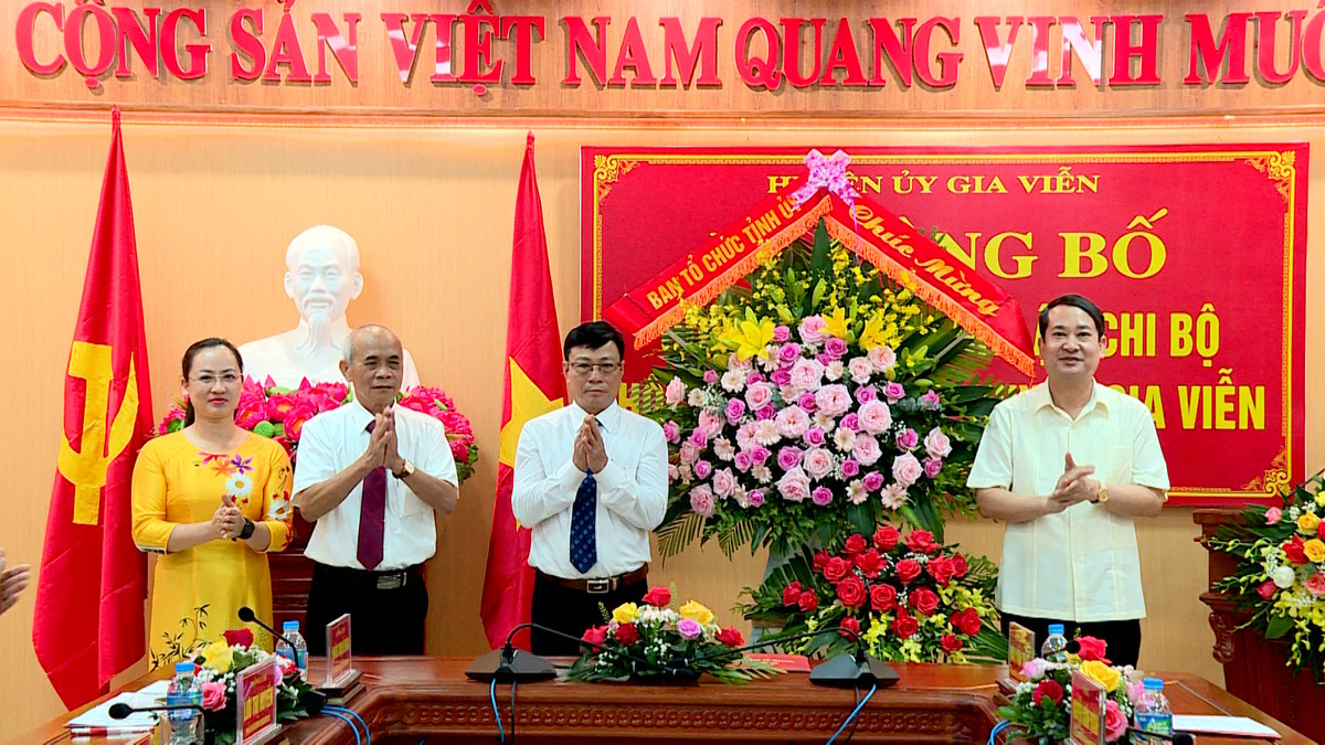 Ông Mai Văn Tuất, Ủy viên Ban Thường vụ, Trưởng Ban Tổ chức Tỉnh ủy, Phó Trưởng ban.