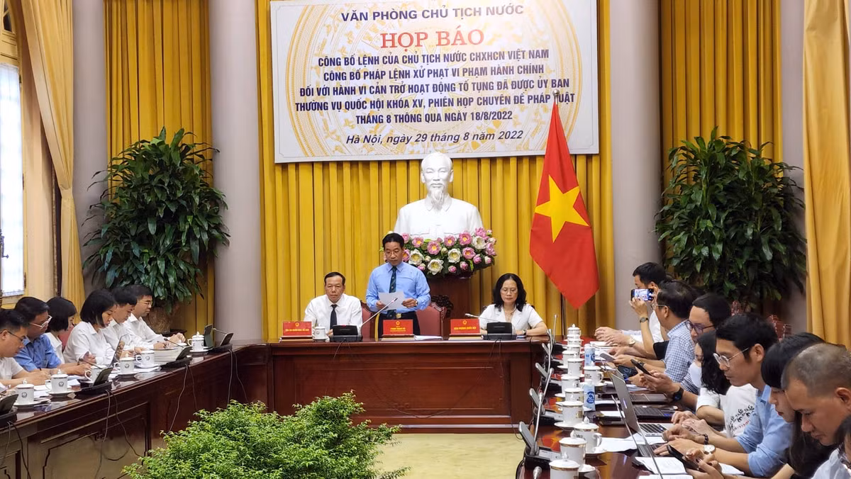 Phap lenh xu phat hanh vi can tro hoat dong to tung