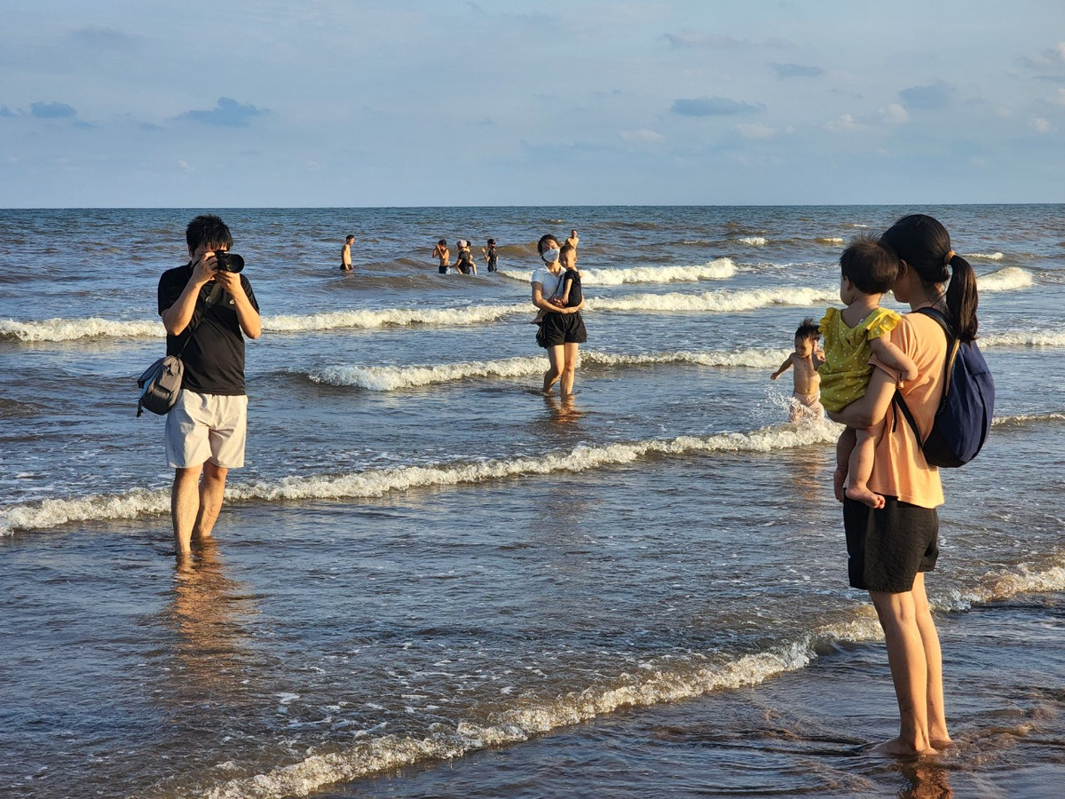 Các gia đình đến Quất Lâm chủ yếu là cho con nhỏ tắm biển, chụp ảnh kỷ niệm.