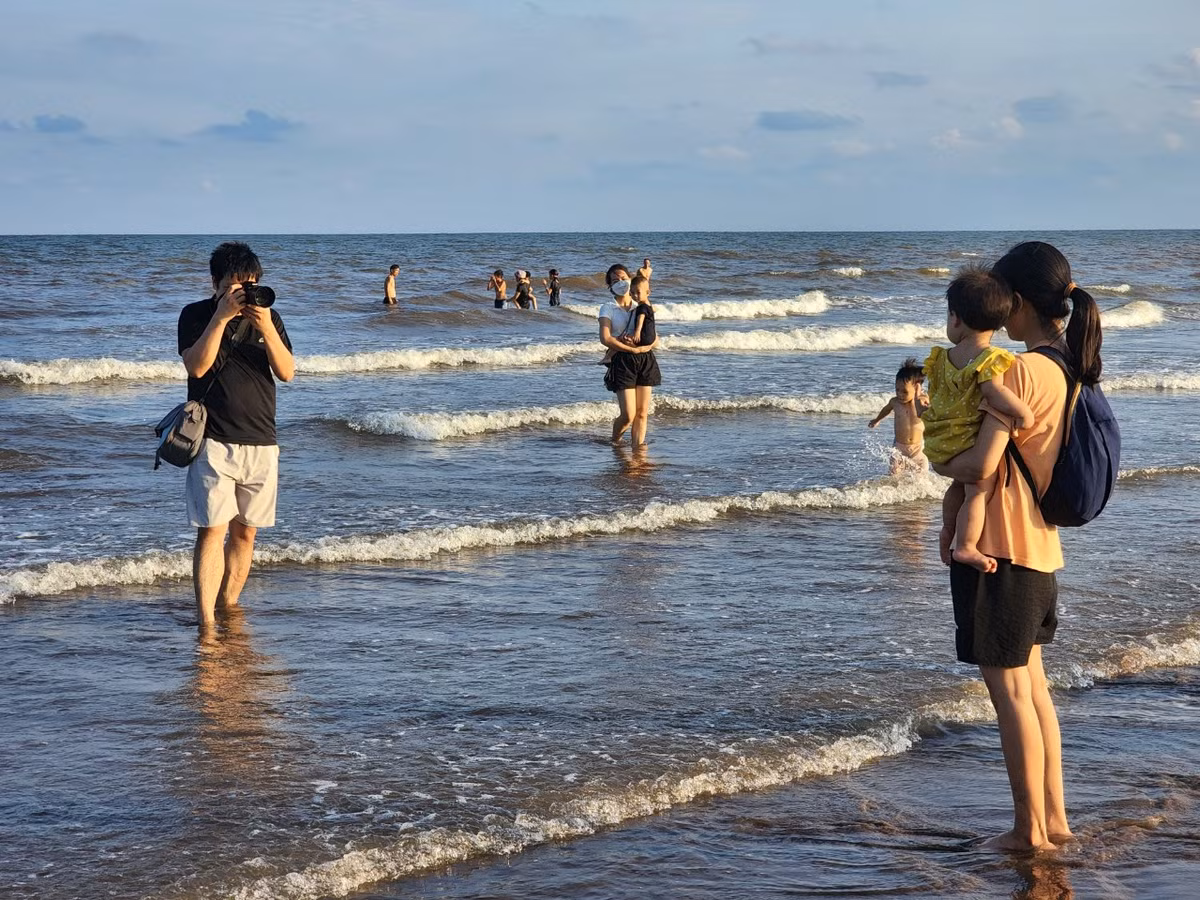 Các gia đình đến Quất Lâm chủ yếu là cho con nhỏ tắm biển, chụp ảnh kỷ niệm.